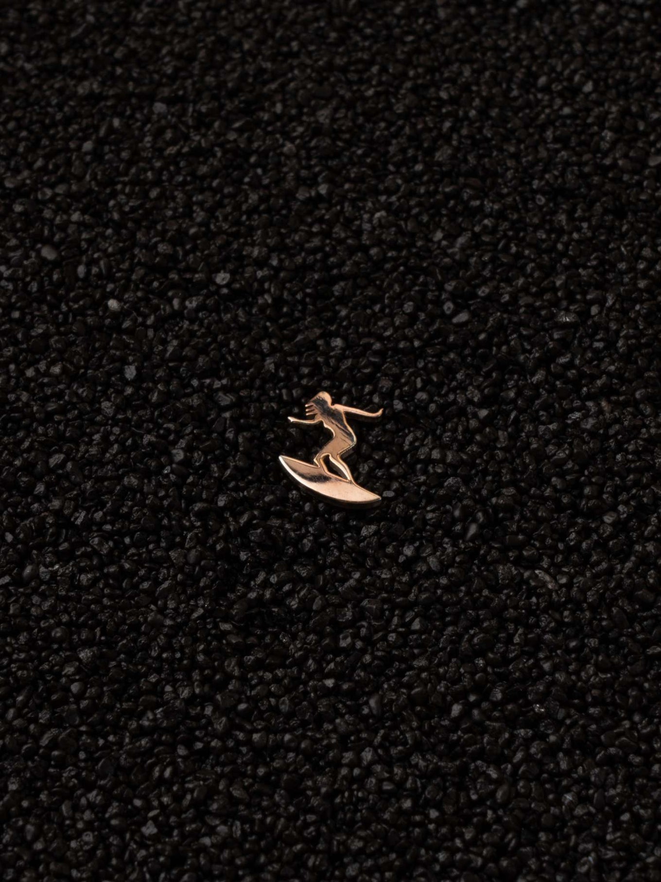 Surfing gold pin