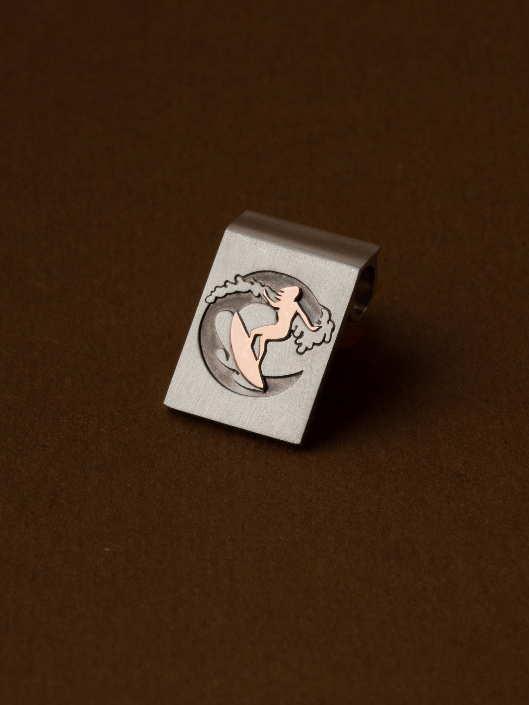 Surfing gold pin