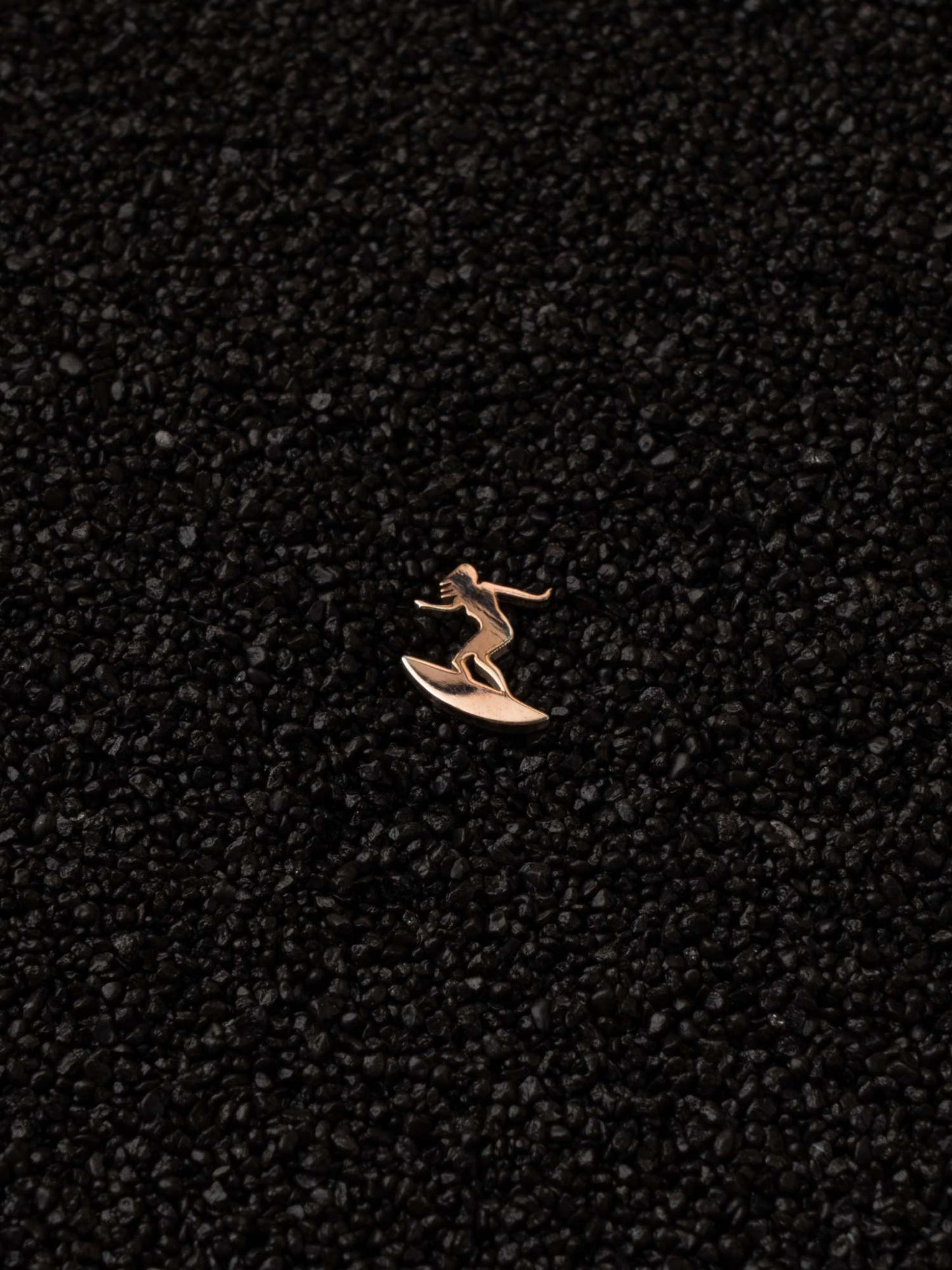 Surfing gold pin